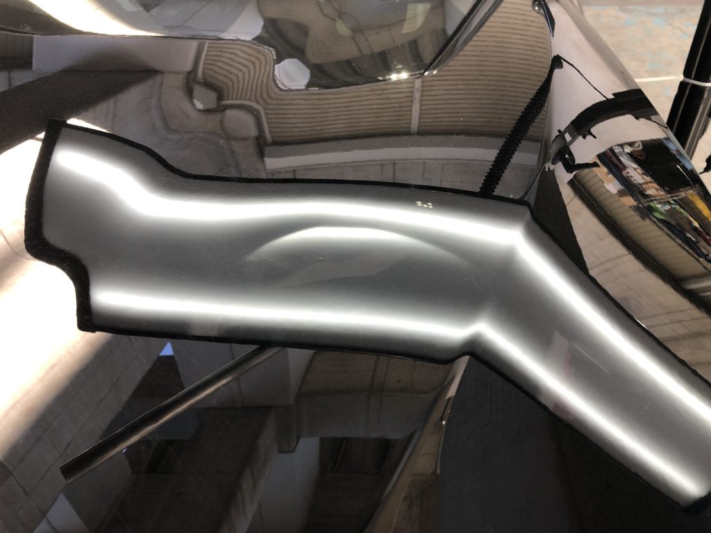 BMW5シリーズ　アルミボンネットの筋状のヘコミのデントリペア