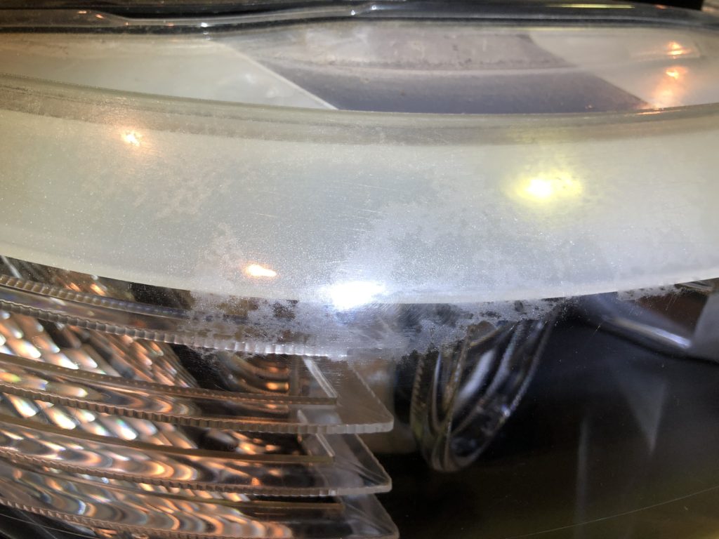 BMW ヘッドライトの旧コート層の劣化
