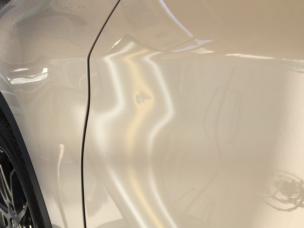 BMWX1　フロントドアの傷の有るヘコミのデントリペア