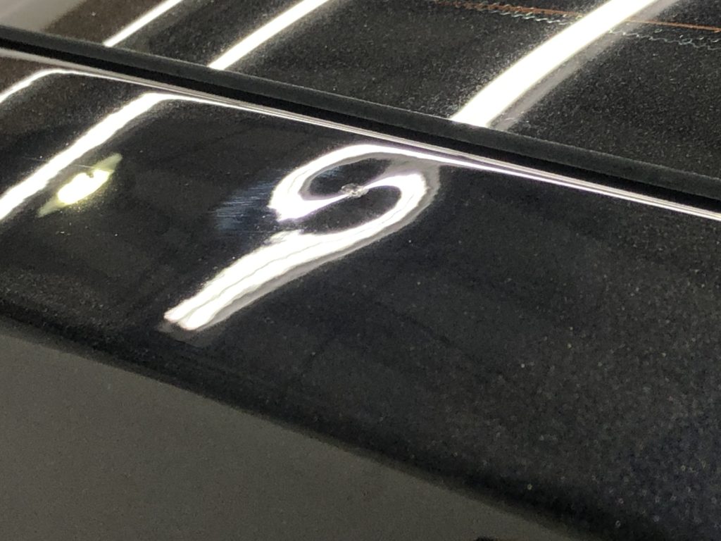 BMWX1　リアゲートの傷の有るヘコミのデントリペア