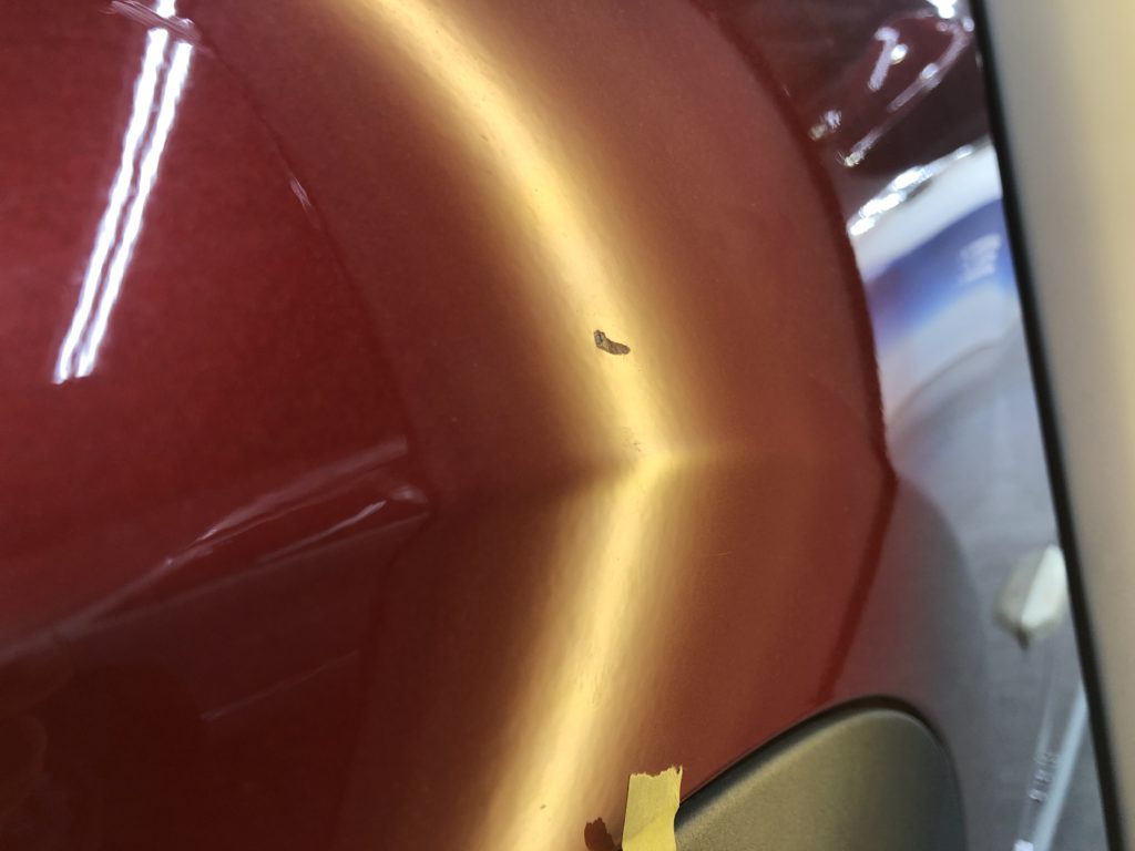 BMWX1　フロントフェンダーの傷の有るヘコミのデントリペア