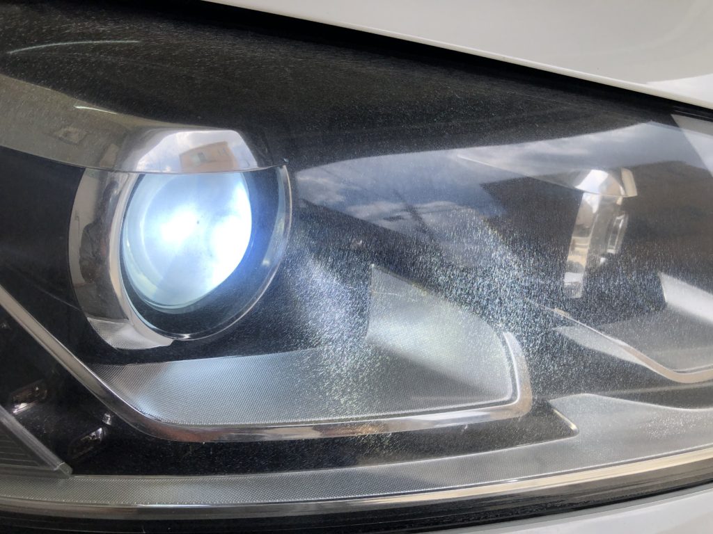 フォルクスワーゲンパサート　ヘッドライトのひび割れ