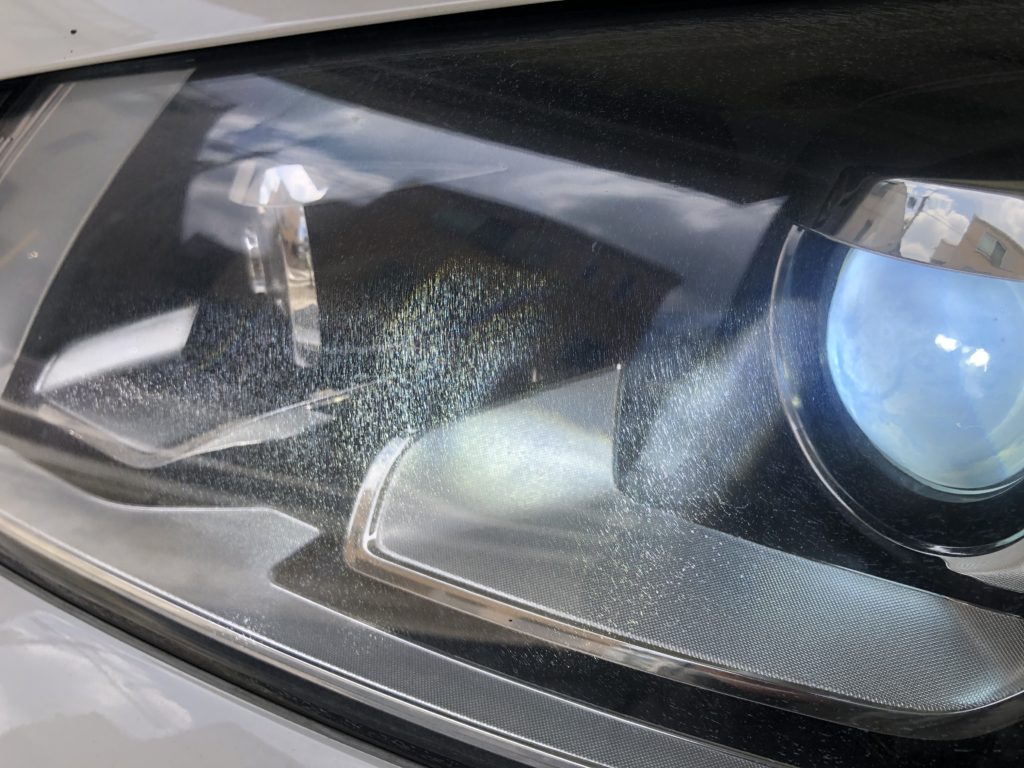 フォルクスワーゲンパサート　ヘッドライトのクラック除去