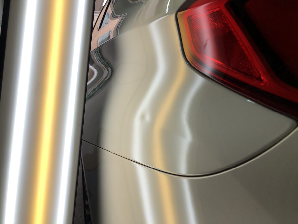BMW5シリーズ　リアフェンダーの無塗装ヘコミ修理