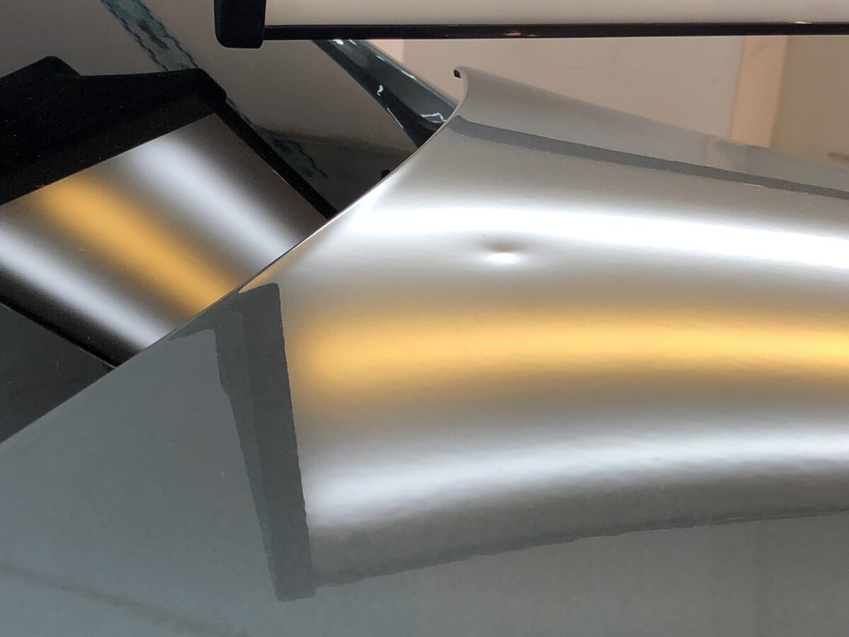 トランクに木が飛んで来て、凹んでしまった。(;'∀')