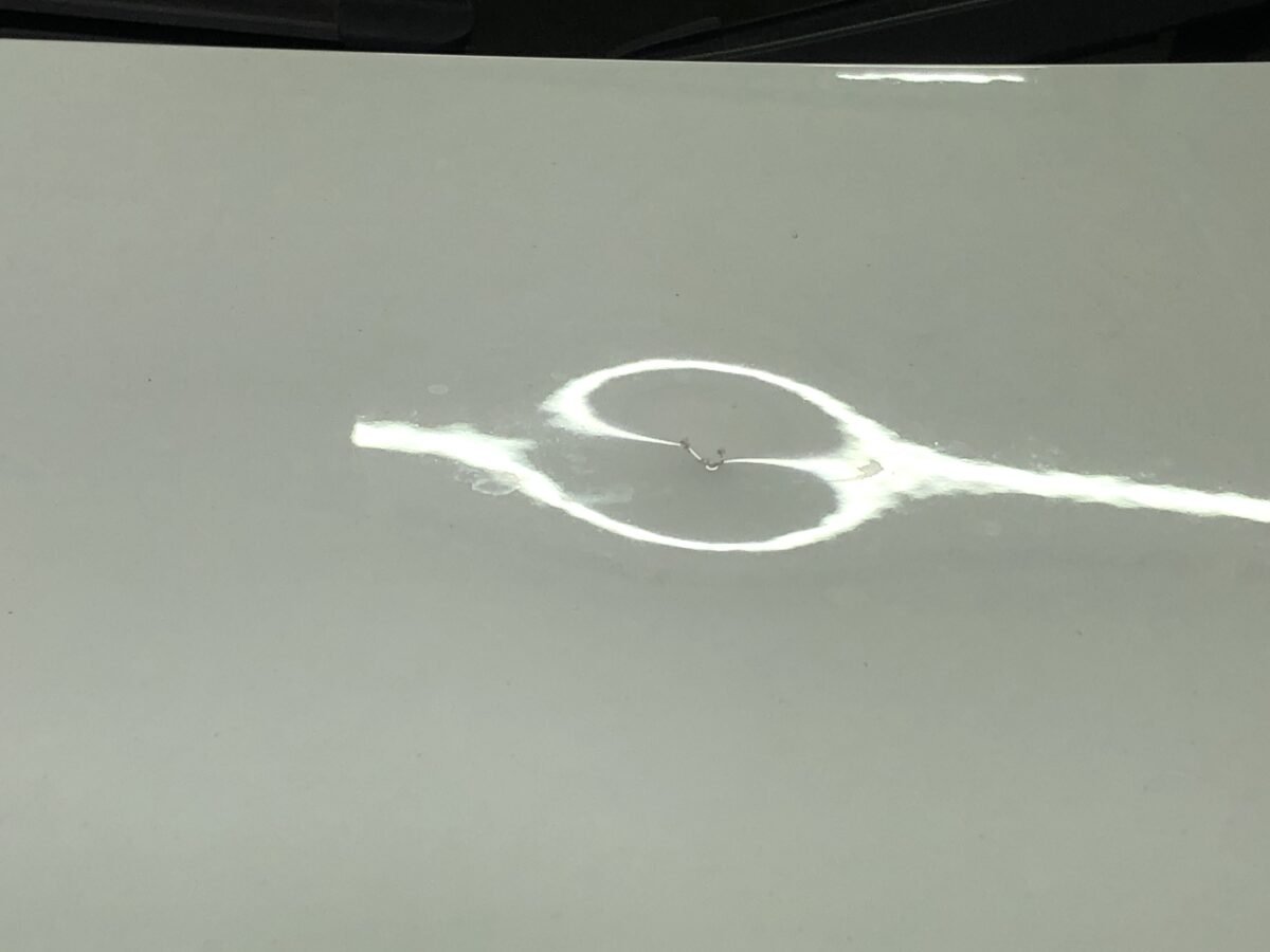 レクサスNXのボンネットに傷の有る深いヘコミが・・・