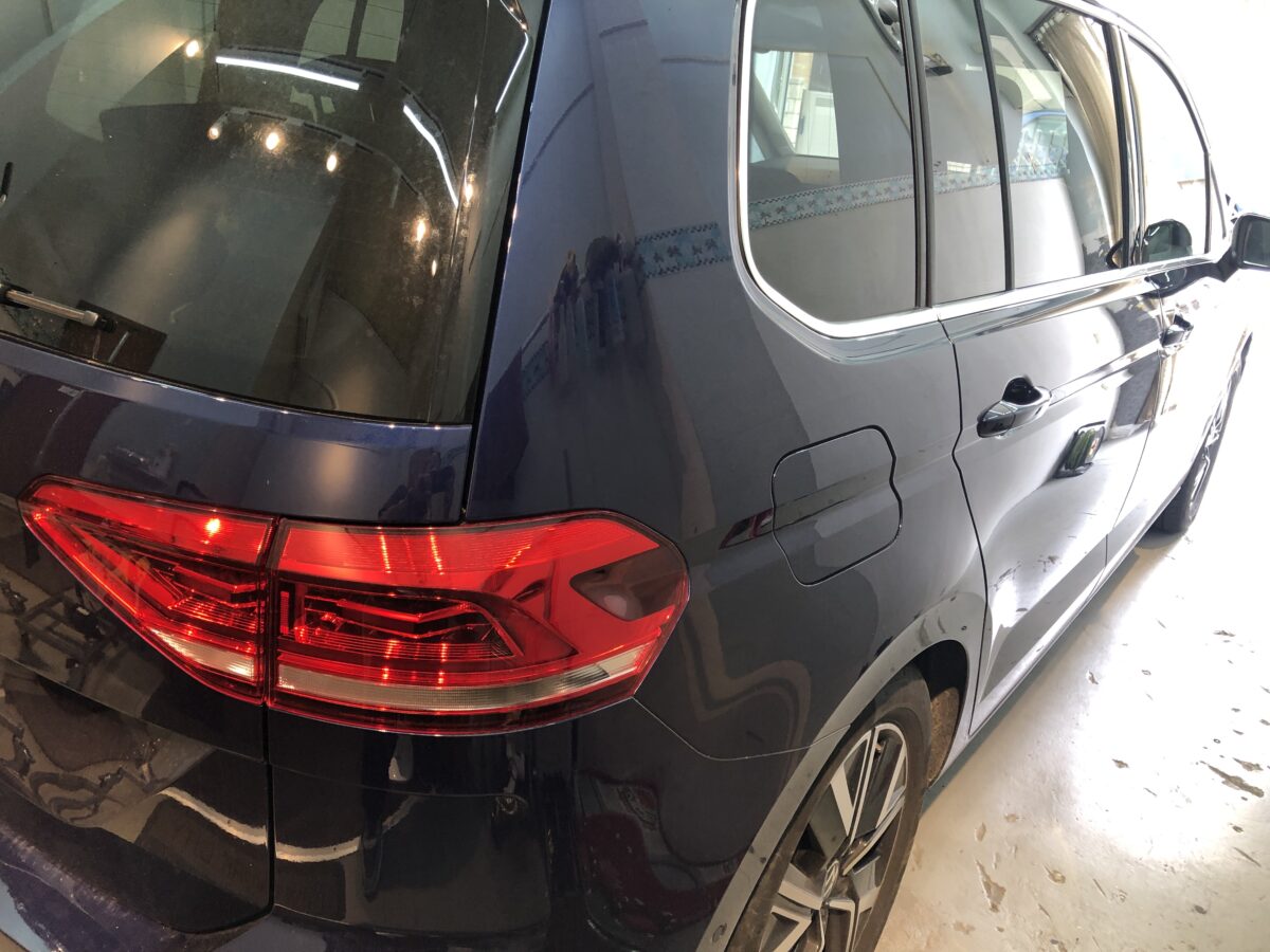 トゥーランのフロントガラス飛び石修理