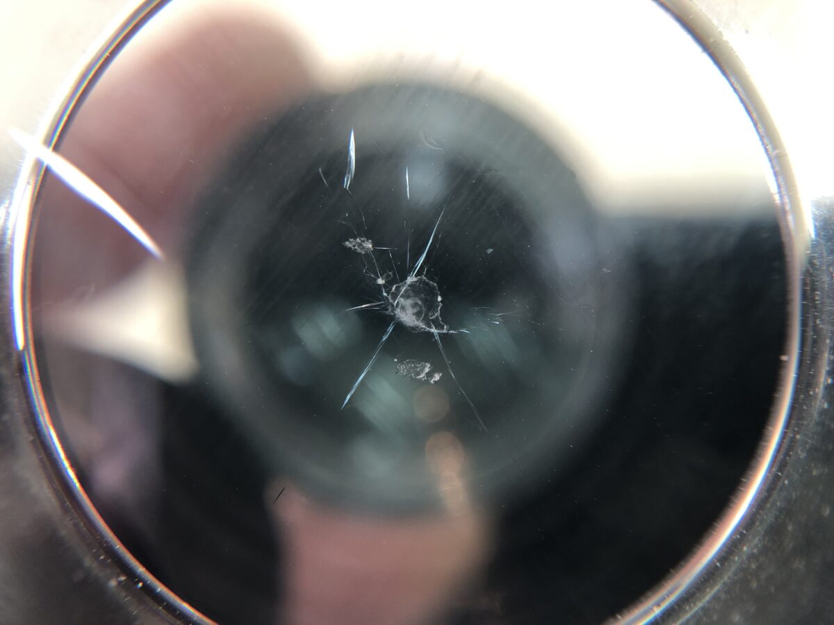 フロントガラスの飛び石修理後、修理痕は残りますがヒビの伸びるリスクは大幅に軽減。