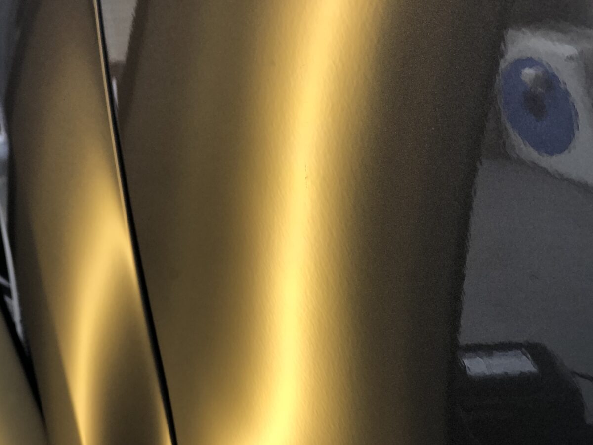 スバルレヴォーグ フロントドアのデントリペア作業後