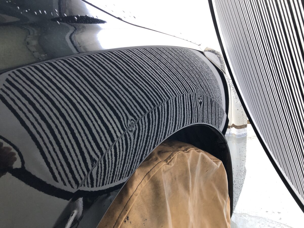 インプレッサのフロントフェンダーのプレスライン上に凹みが沢山。