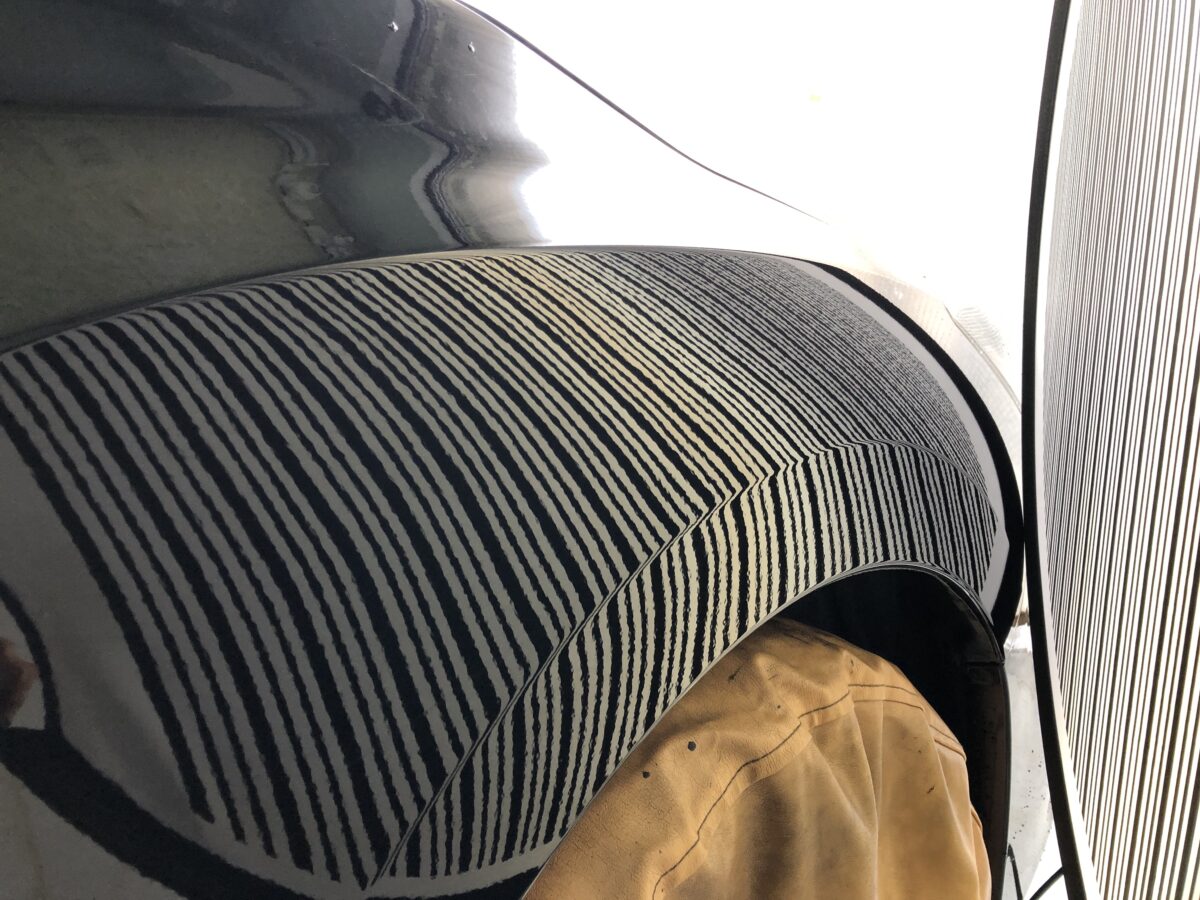 インプレッサのフロントフェンダーのプレスラインのデントリペア作業後