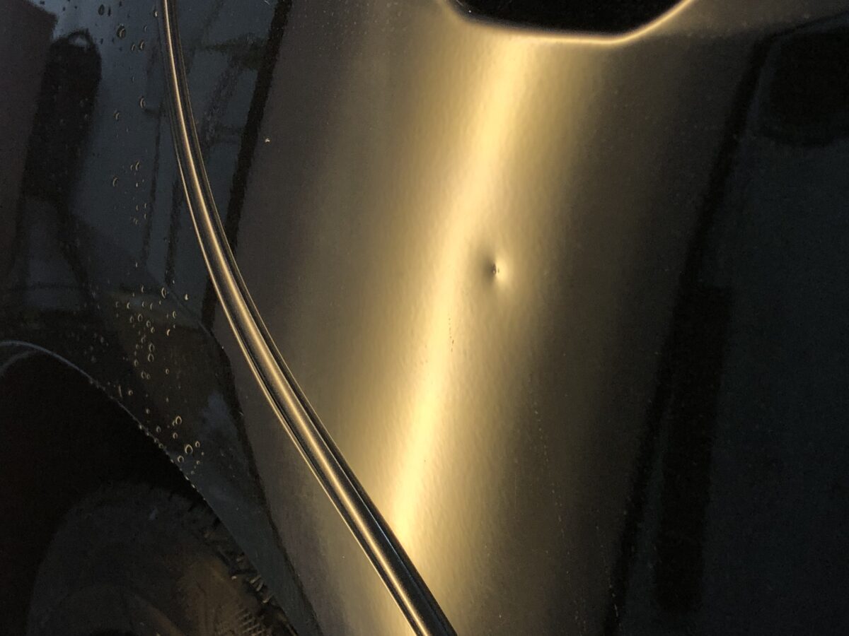 インプレッサのリアドアに小さな傷の有るヘコミ修理
