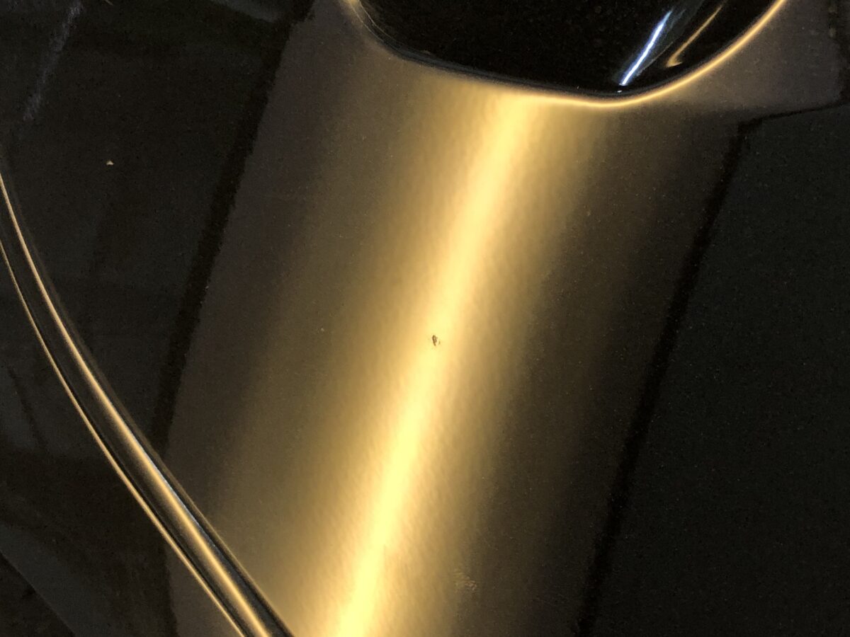 インプレッサのリアドア、デントリペア後に残った傷