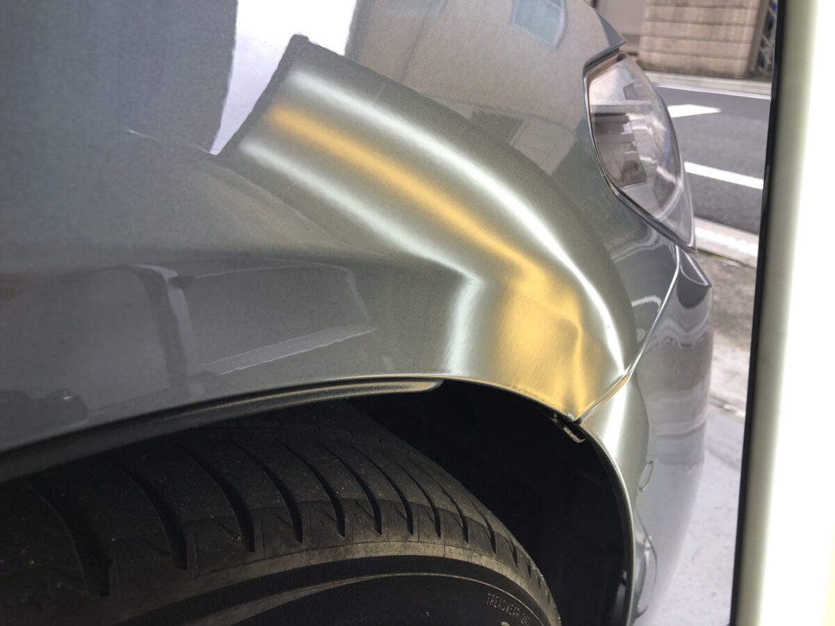 BMW5シリーズ フロントフェンダーのプレスライン上のデントリペア