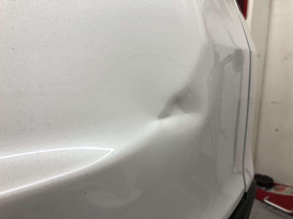 ホンダWR-V リアゲートのデントリペア