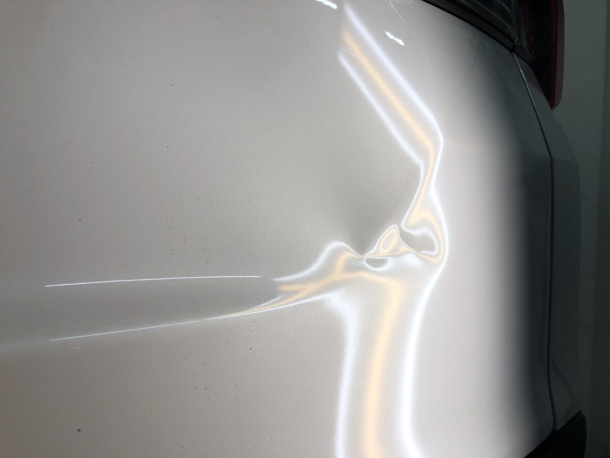 WR-V リアゲートのプレスライン上のヘコミをデントリペアで修理