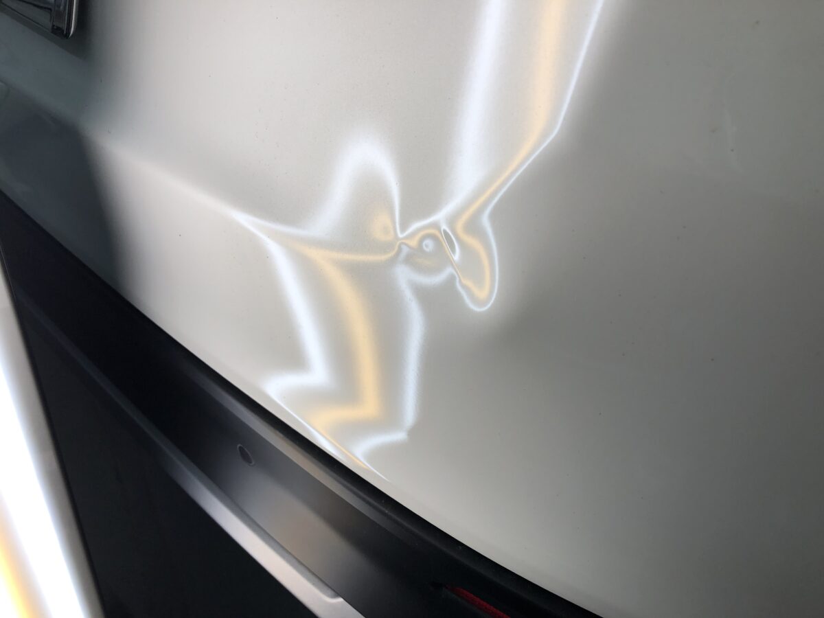 リアゲートのプレスラインの無塗装ヘコミ修理