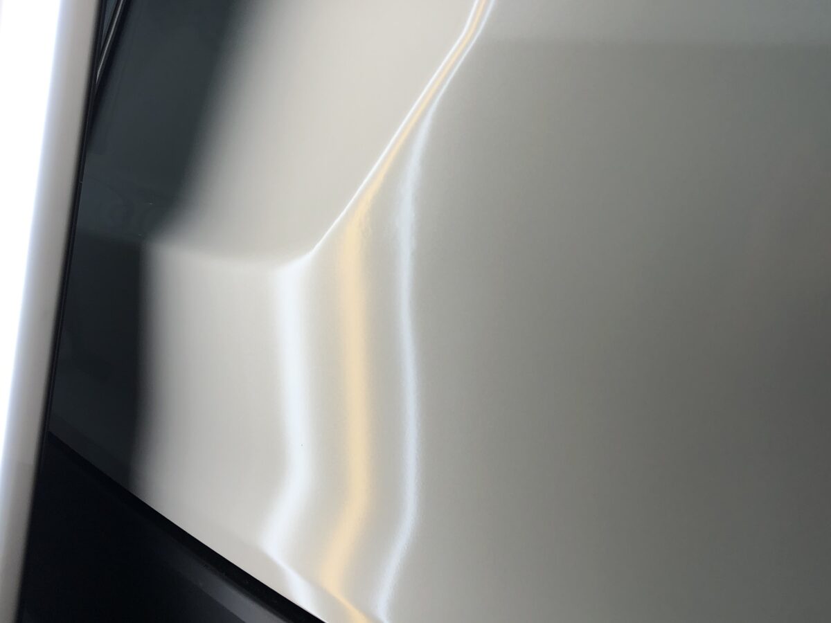 リアハッチのプレスライン上のデントリペア ホンダWR-V