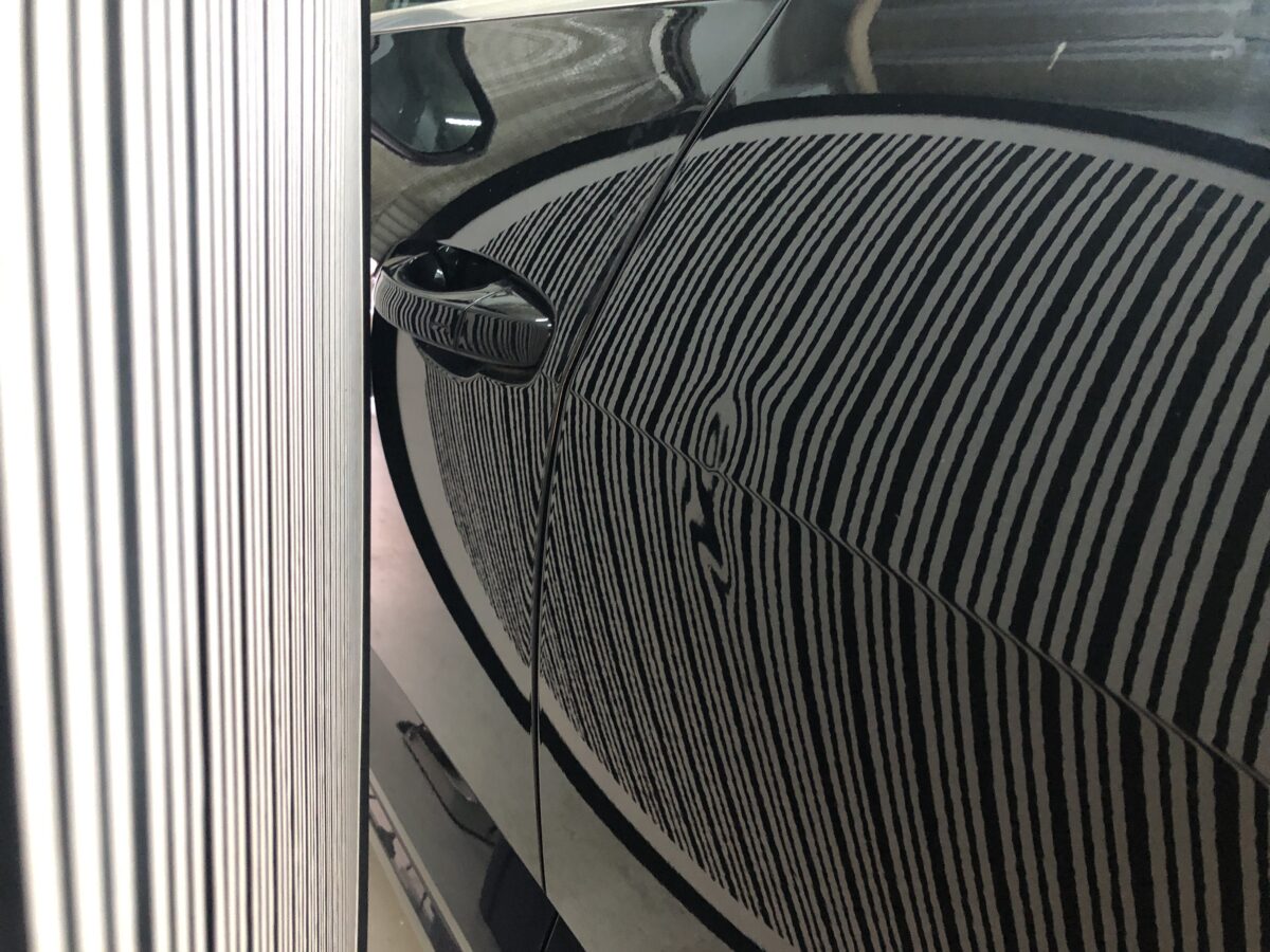 アウディＱ3　リアドアのプレスライン上に凹みが・・・