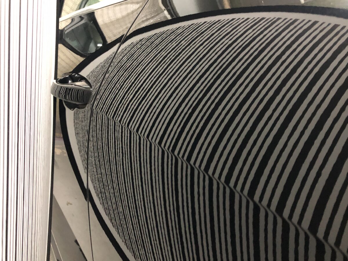 アウディＱ3　リアドアのデントリペア作業後