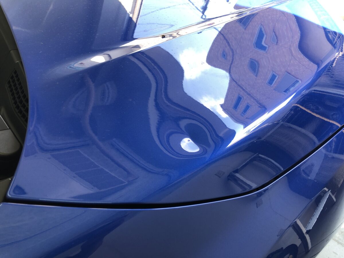 インプレッサのアルミボンネットにカメラが落ちて凹んでしまった・・・