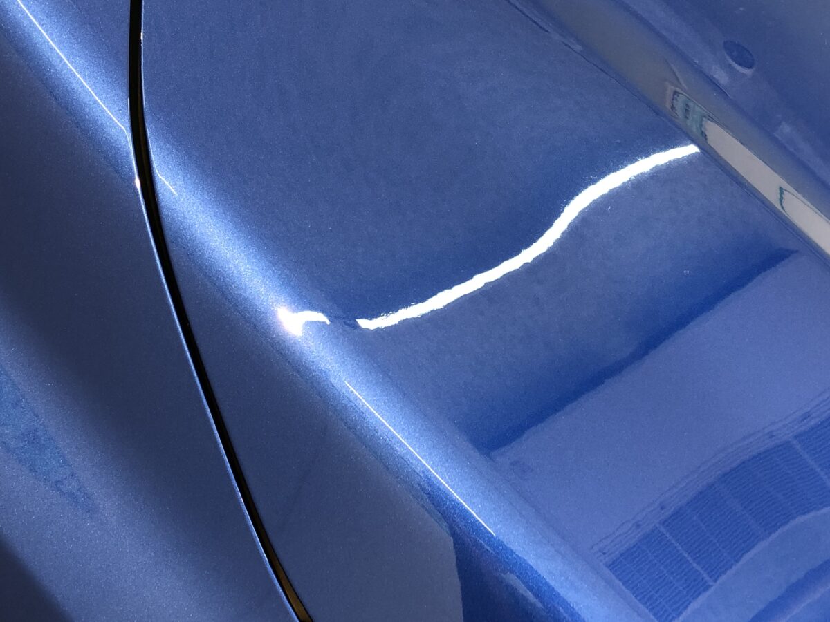 アルミパネルの深いヘコミをデントリペアで直す。