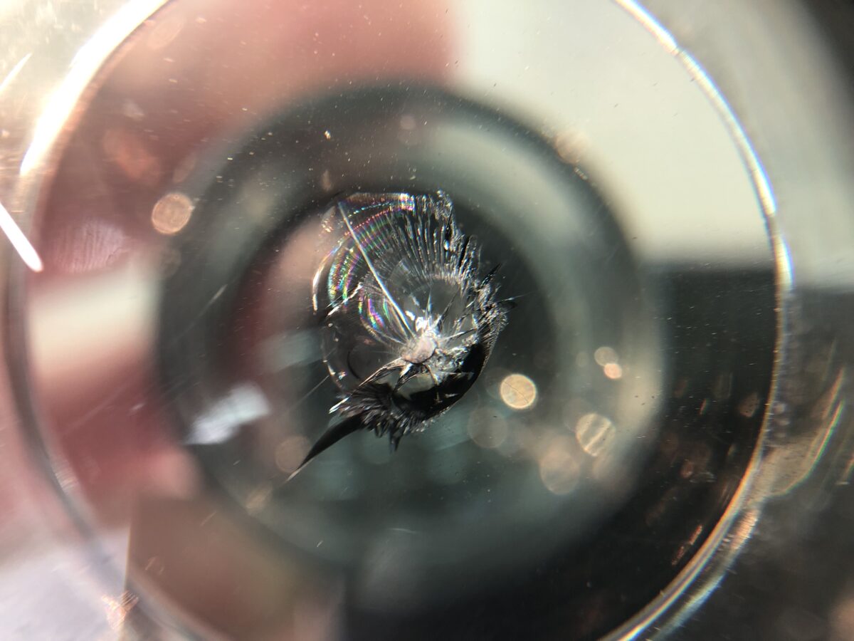 フロントガラスの飛び石被害。実際には隠れたヒビが数本・・・