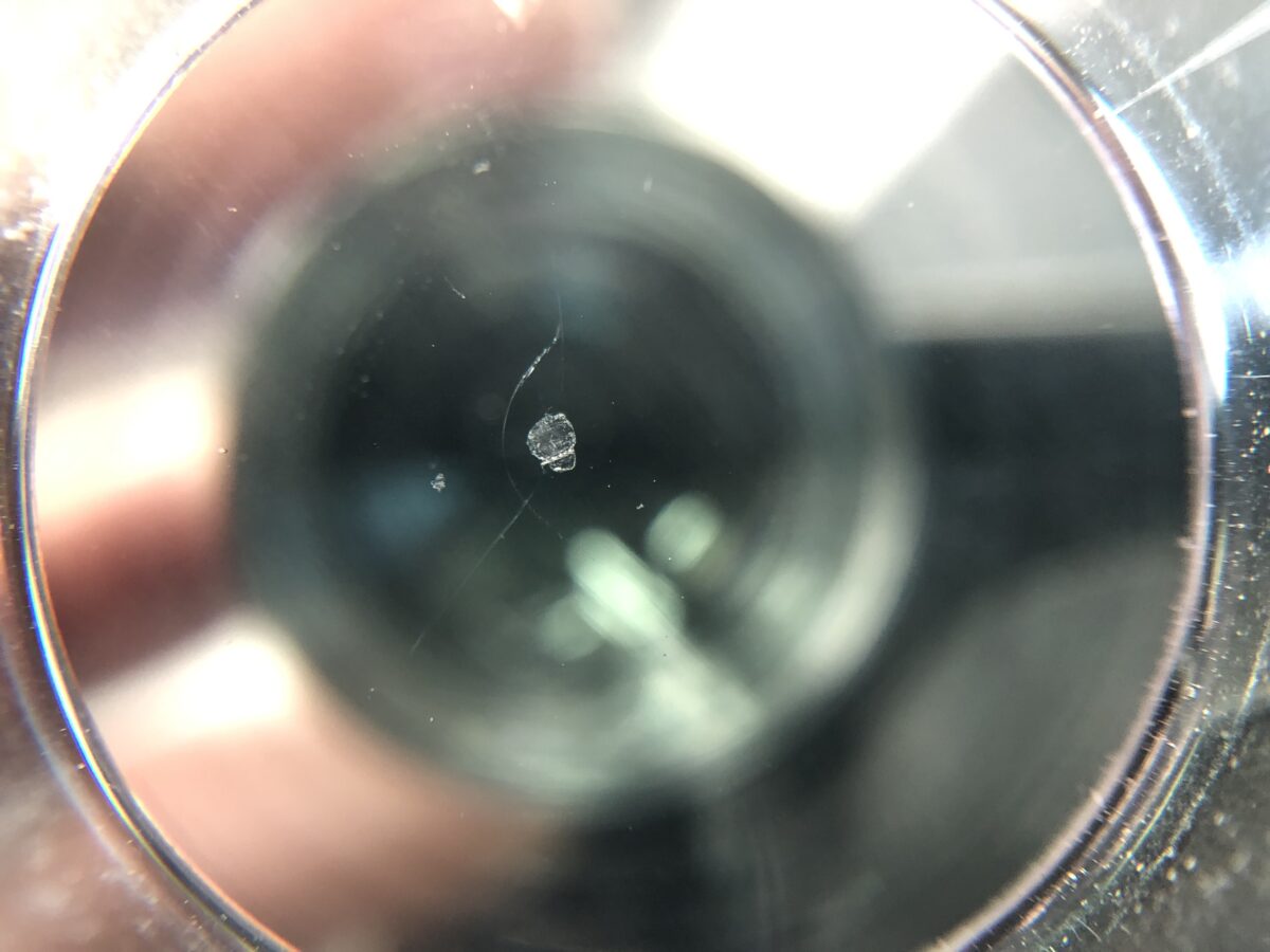 フロントガラスの飛び石傷は、ガラスリペアでスピード解決