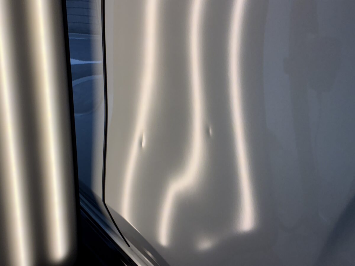 日産オーラ リアドアに小さいですが中心が深いヘコミでした・・・(;'∀')