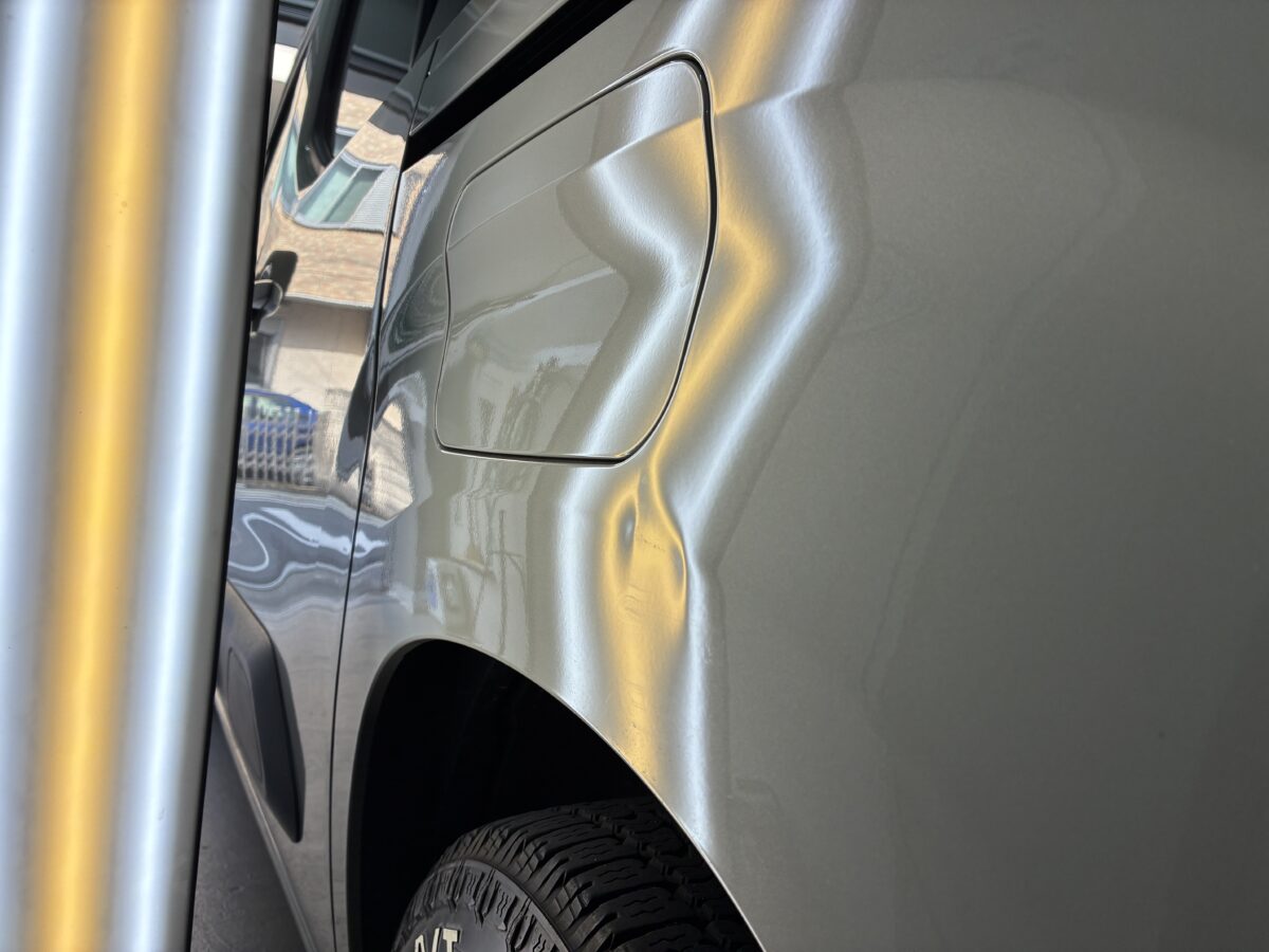 ベルランゴのリアフェンダーのヘコミ修理