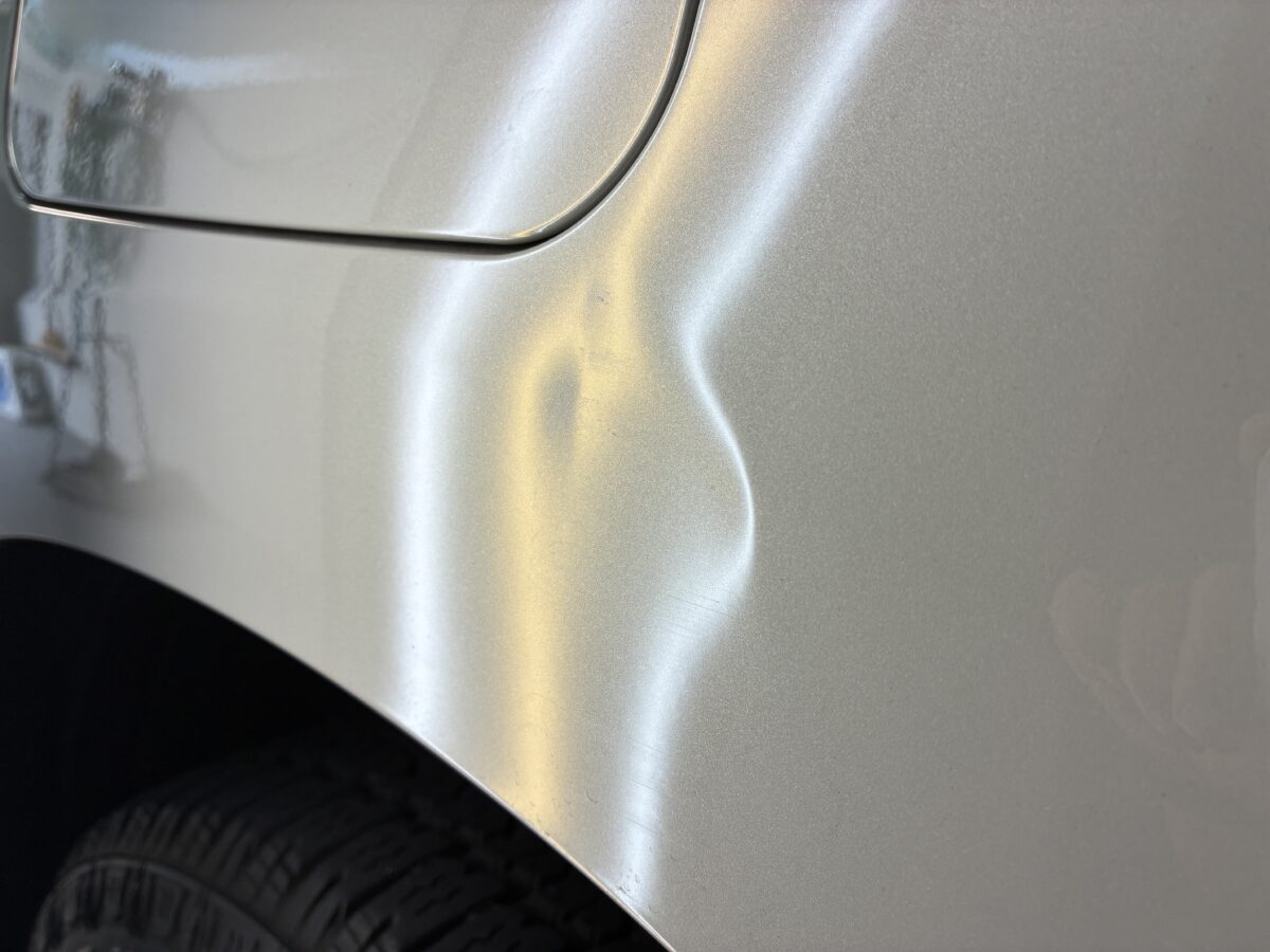 シトロエンベルランゴ リアフェンダーに擦って出来たヘコミのデントリペア