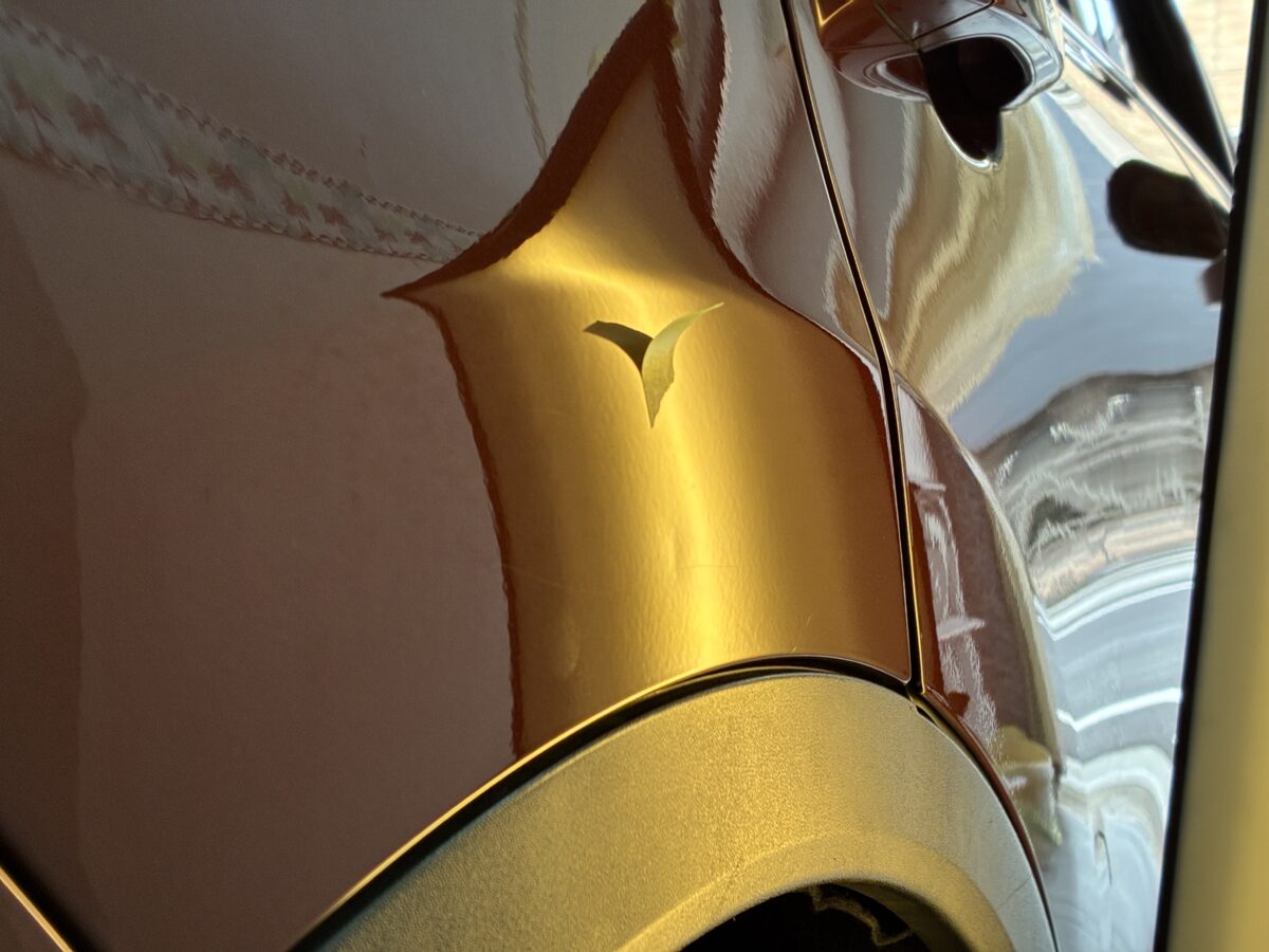 ポルシェカイエン　リアフェンダーの小さなヘコミ修理