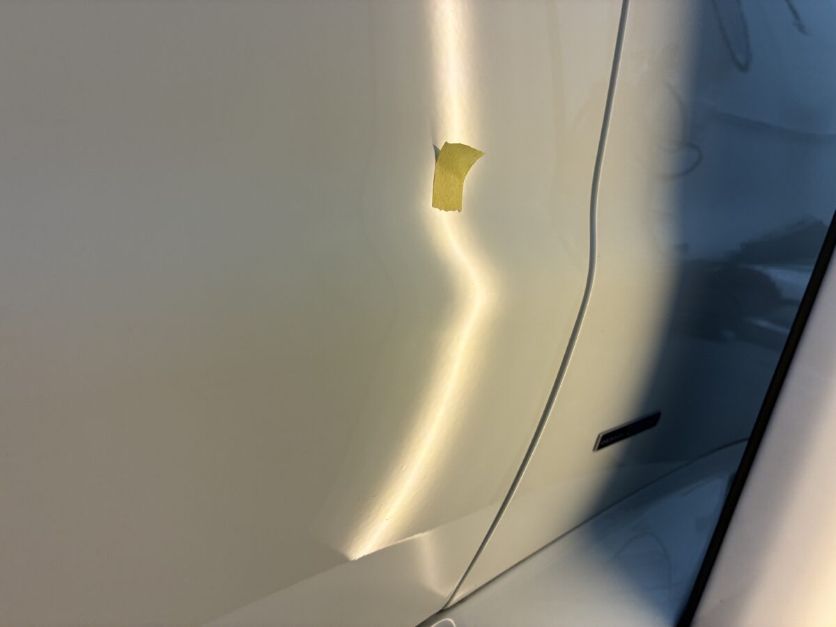 マセラティグランスポーツ　ドア下部のプレスライン上にのデントリペア