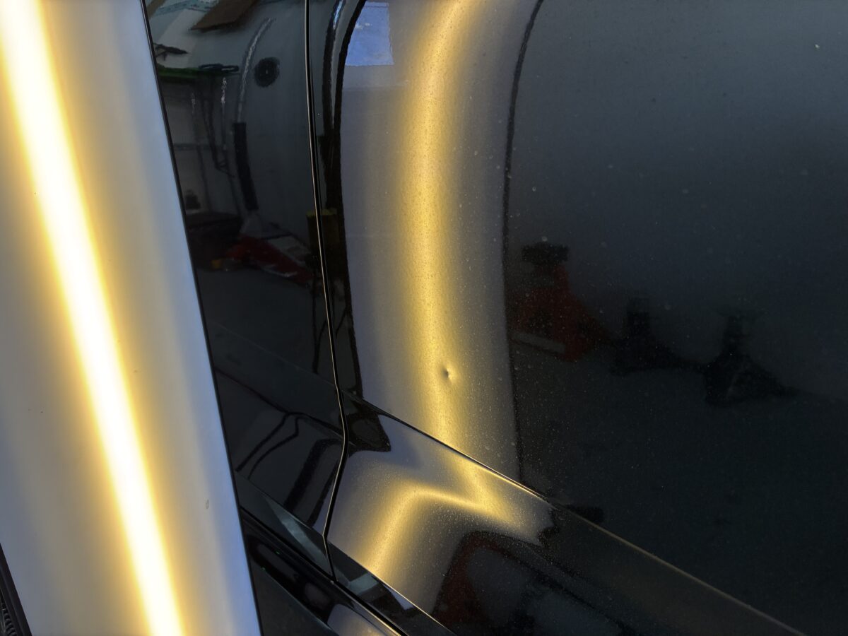 アウディA5 フロントドア下部に小さな傷の有るヘコミが・・・