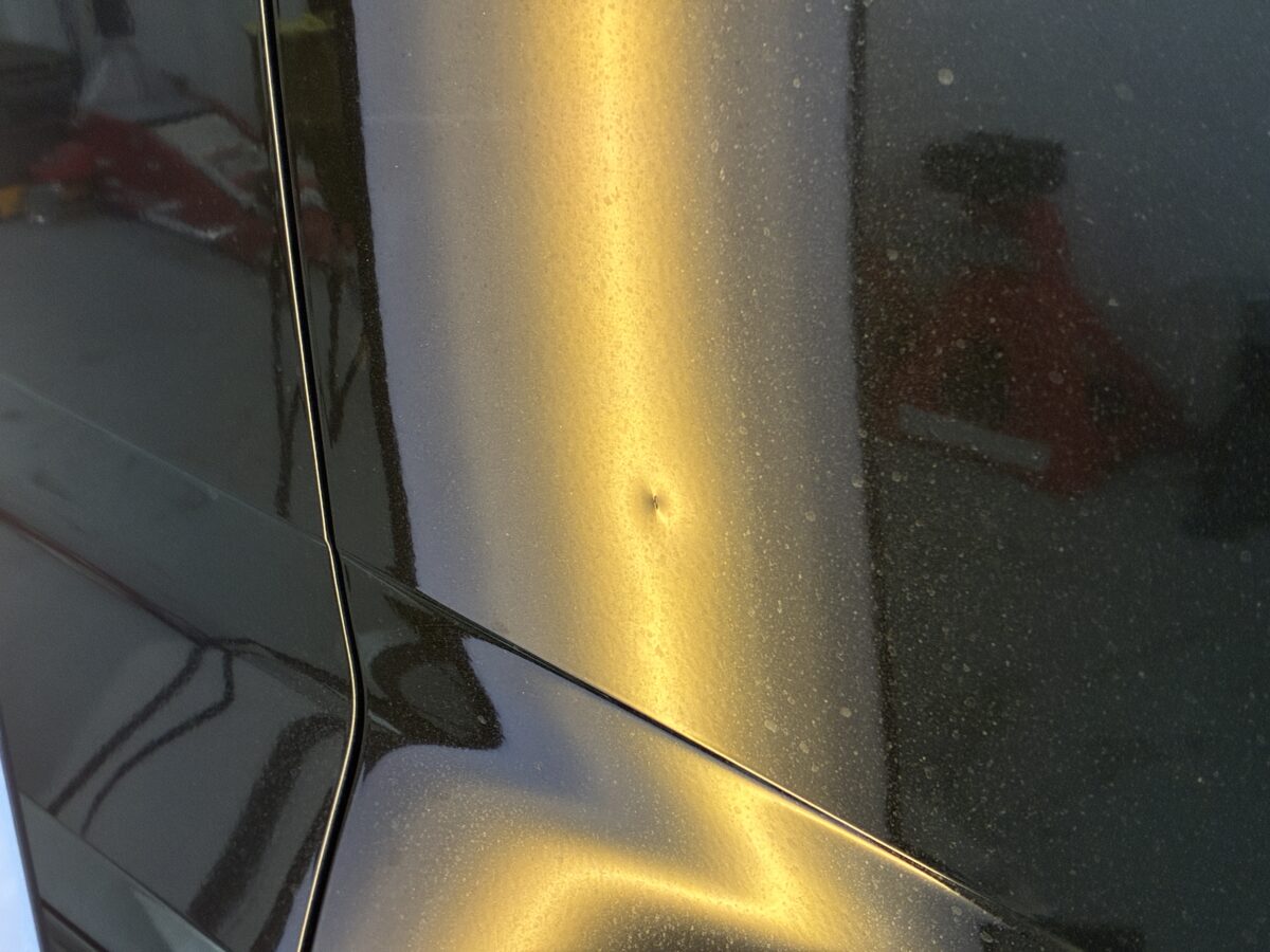 アウディA5のフロントドア下部のデントリペア