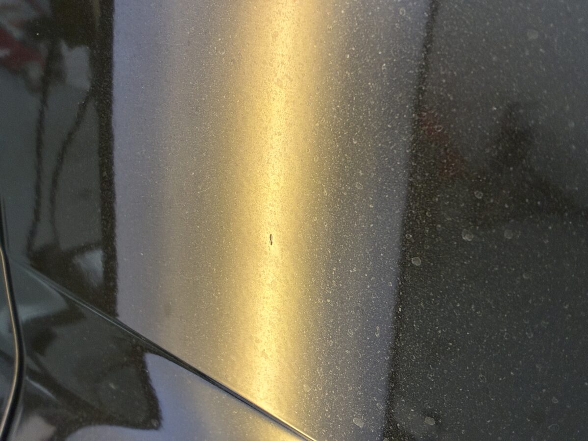 デントリペア後、塗装の傷は残りますがっ見映えは改善されました。