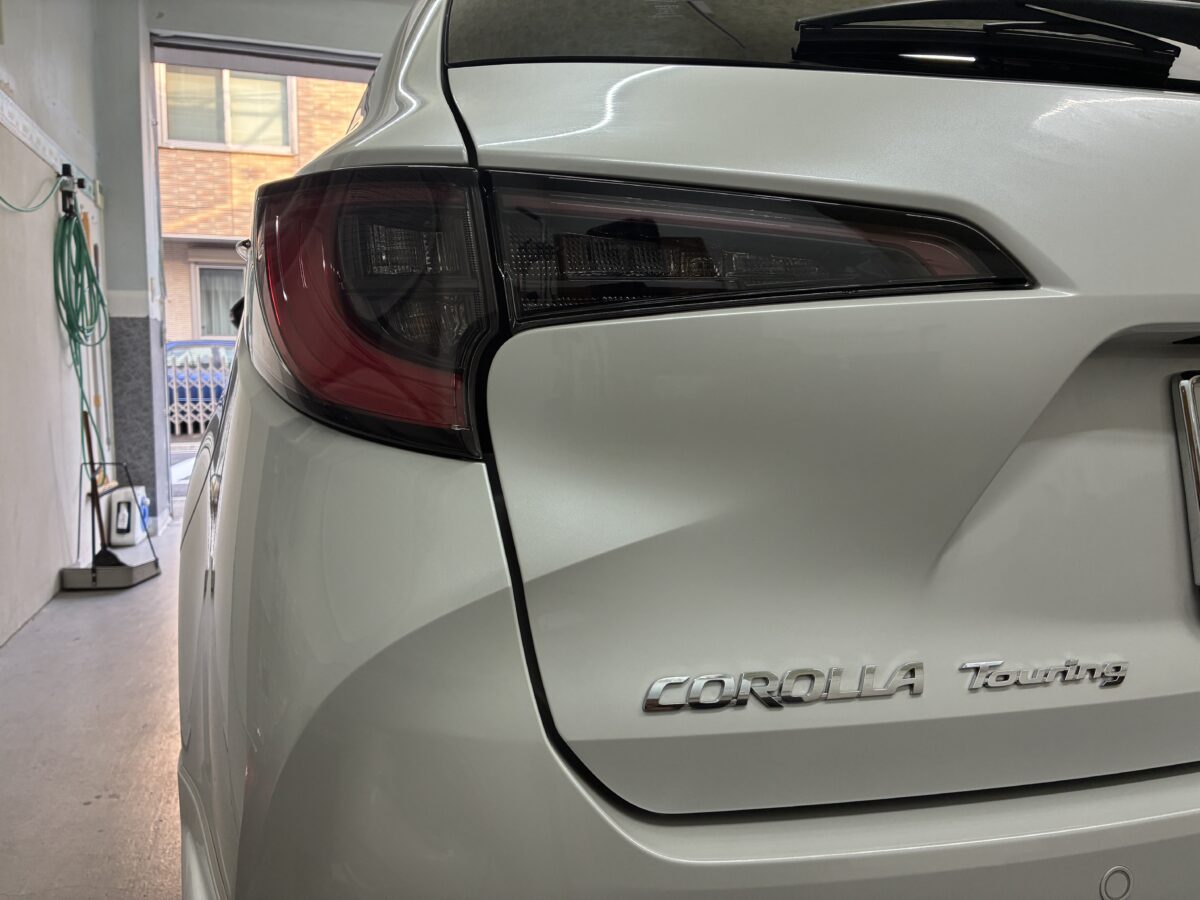 カローラツーリング デントリペアのご依頼になります。