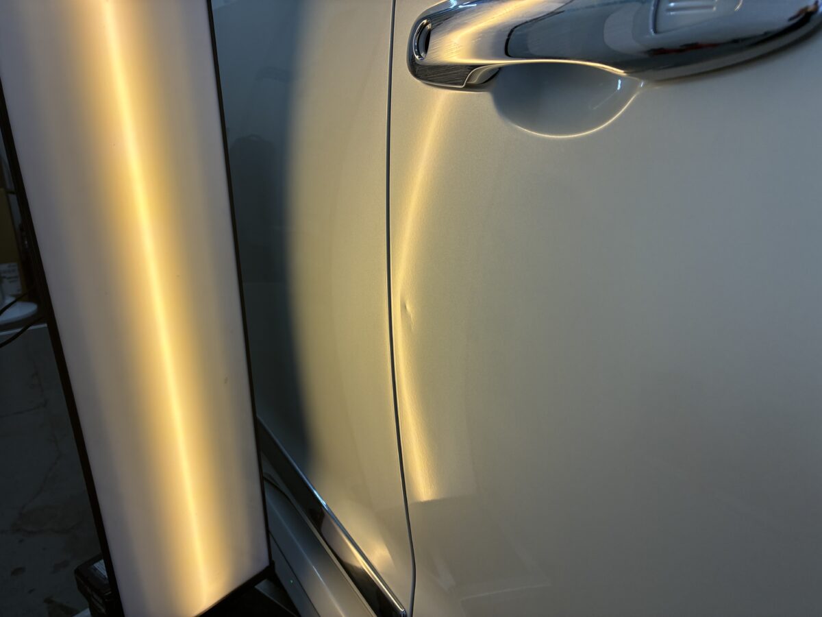 カローラツーリング ドアの縁近くにヘコミが・・・