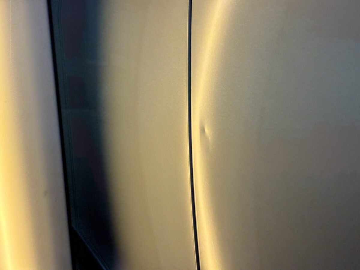 ドアの縁近くのヘコミをデントリペアで修理