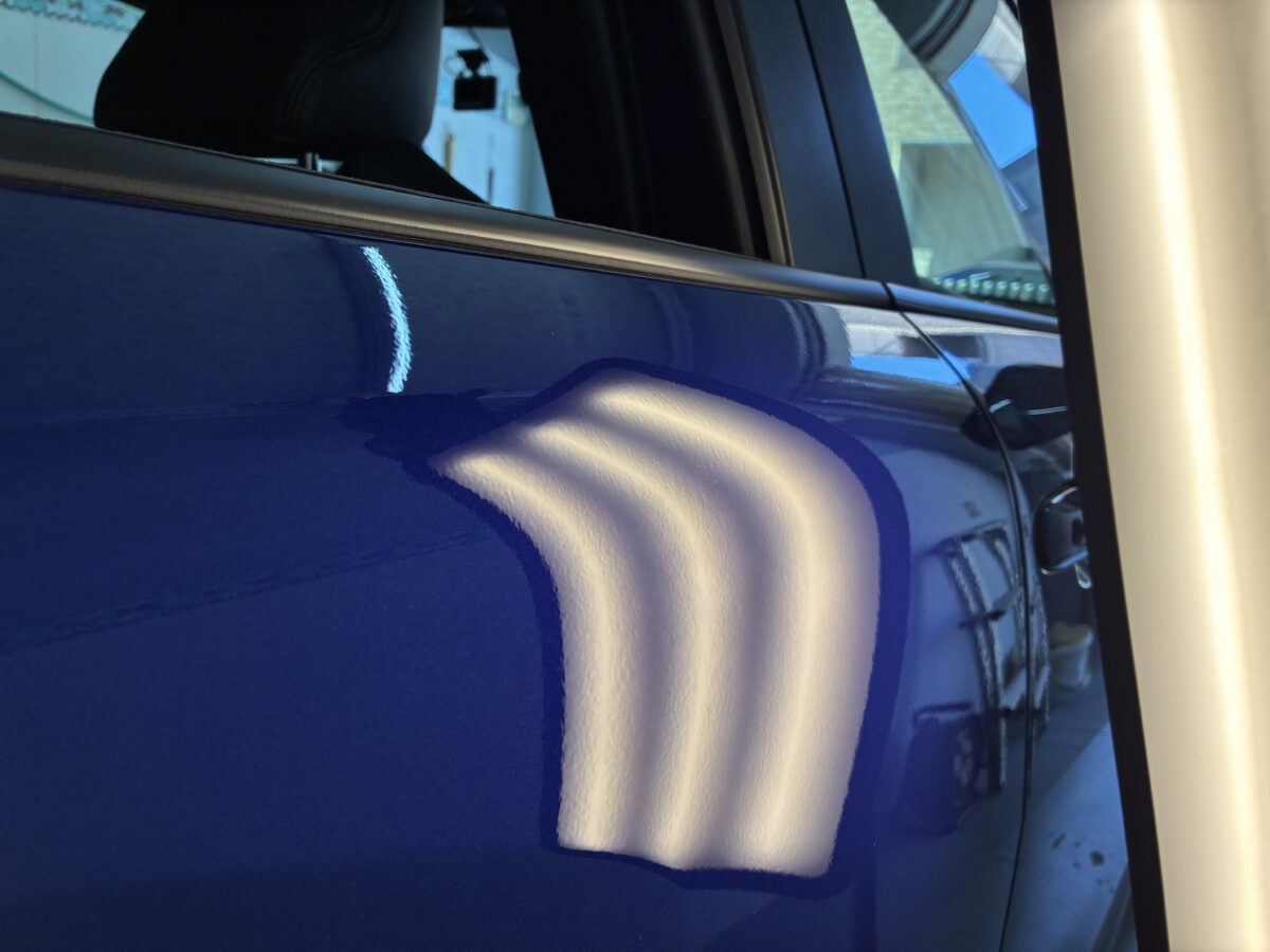 カローラクロス　リアドアのデントリペア