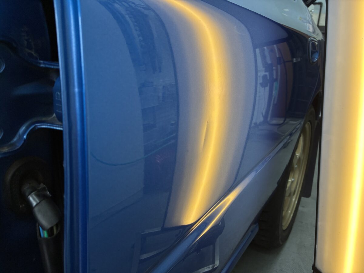 スバルWRX リアドアにドアパンチ被害