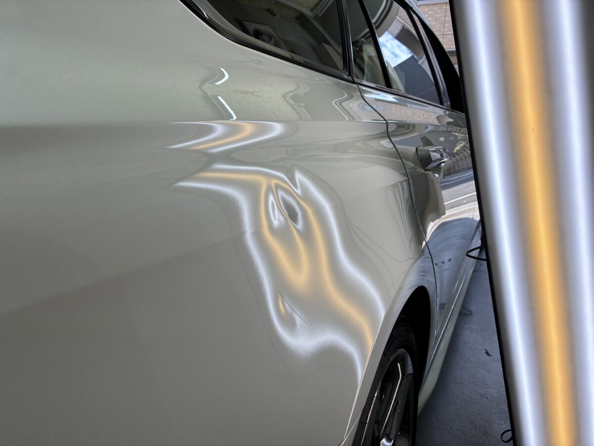 クラウンのリアフェンダーの大きなヘコミのデントリペア