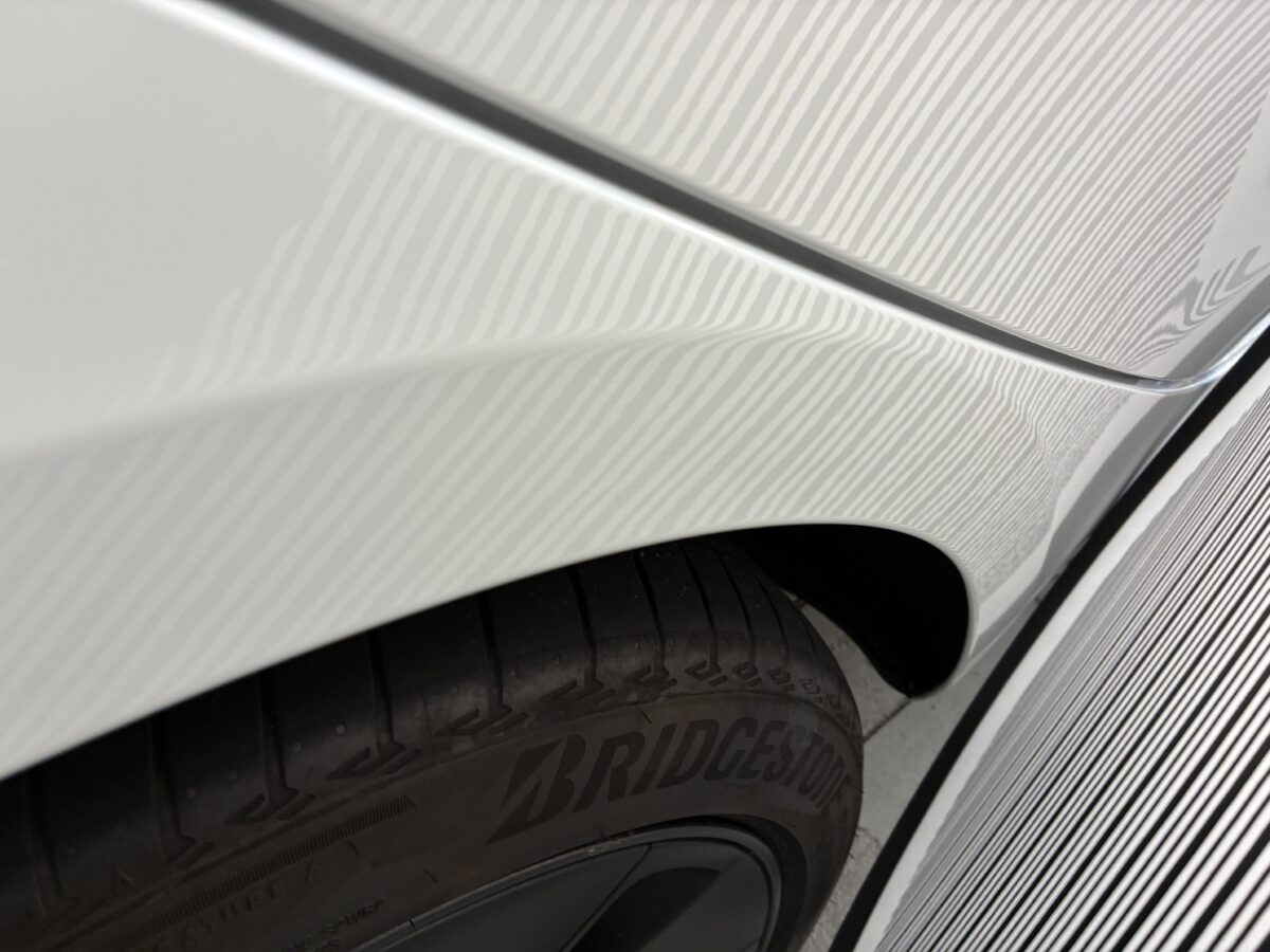 テスラモデル3　リアフェンダー（ロックピラー）のデントリペア作業後