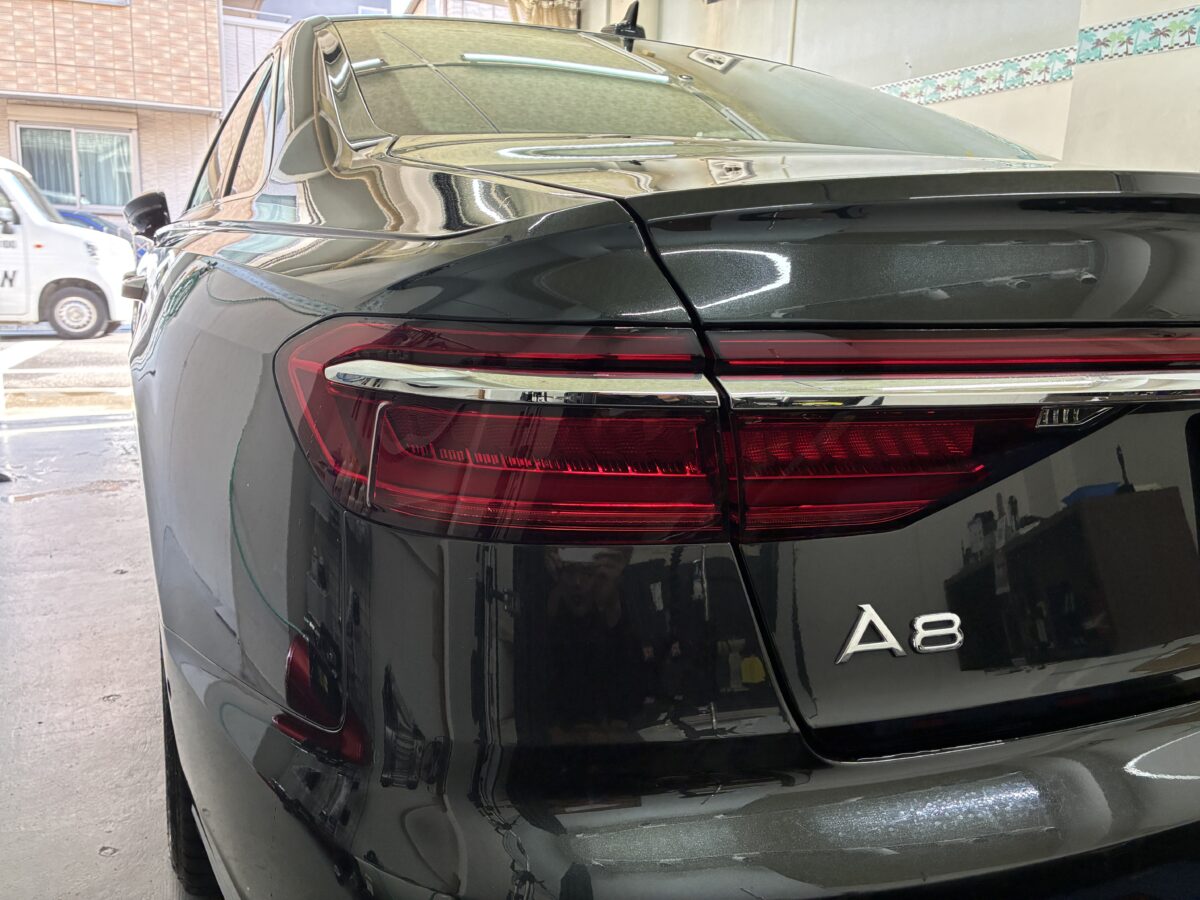 アウディA8　ボンネットのデントリペア