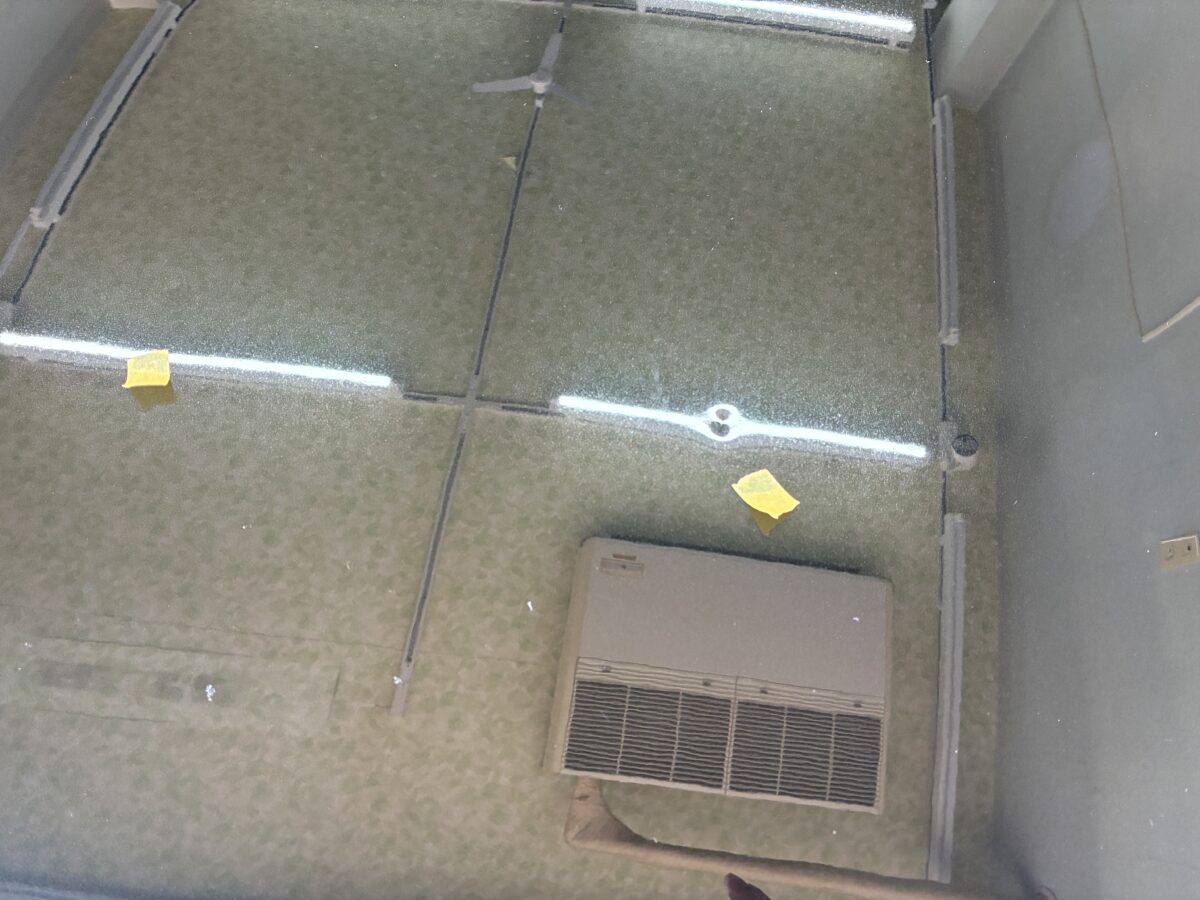 アウディA8　アルミボンネットに小さなヘコミが・・・