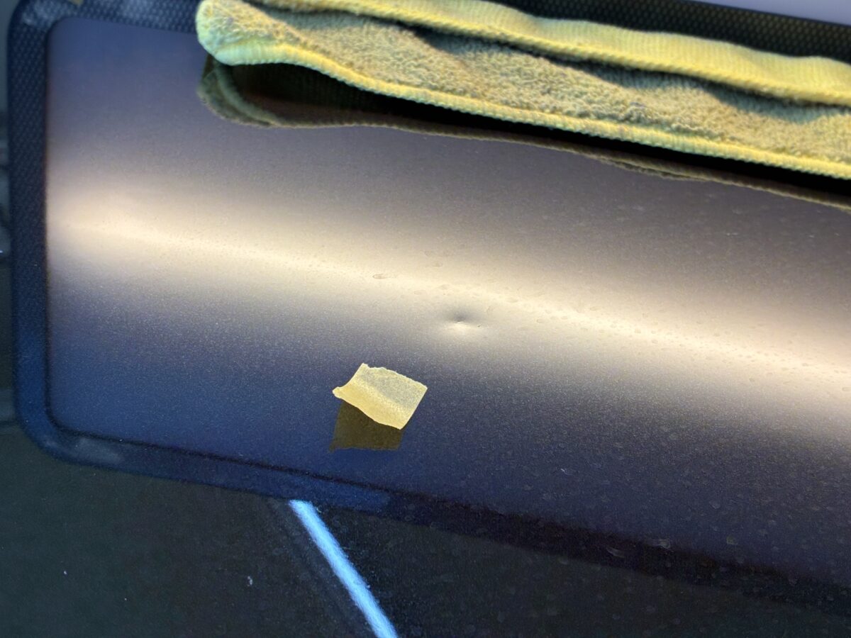 アウディA8　ボンネットのデントリペア作業前