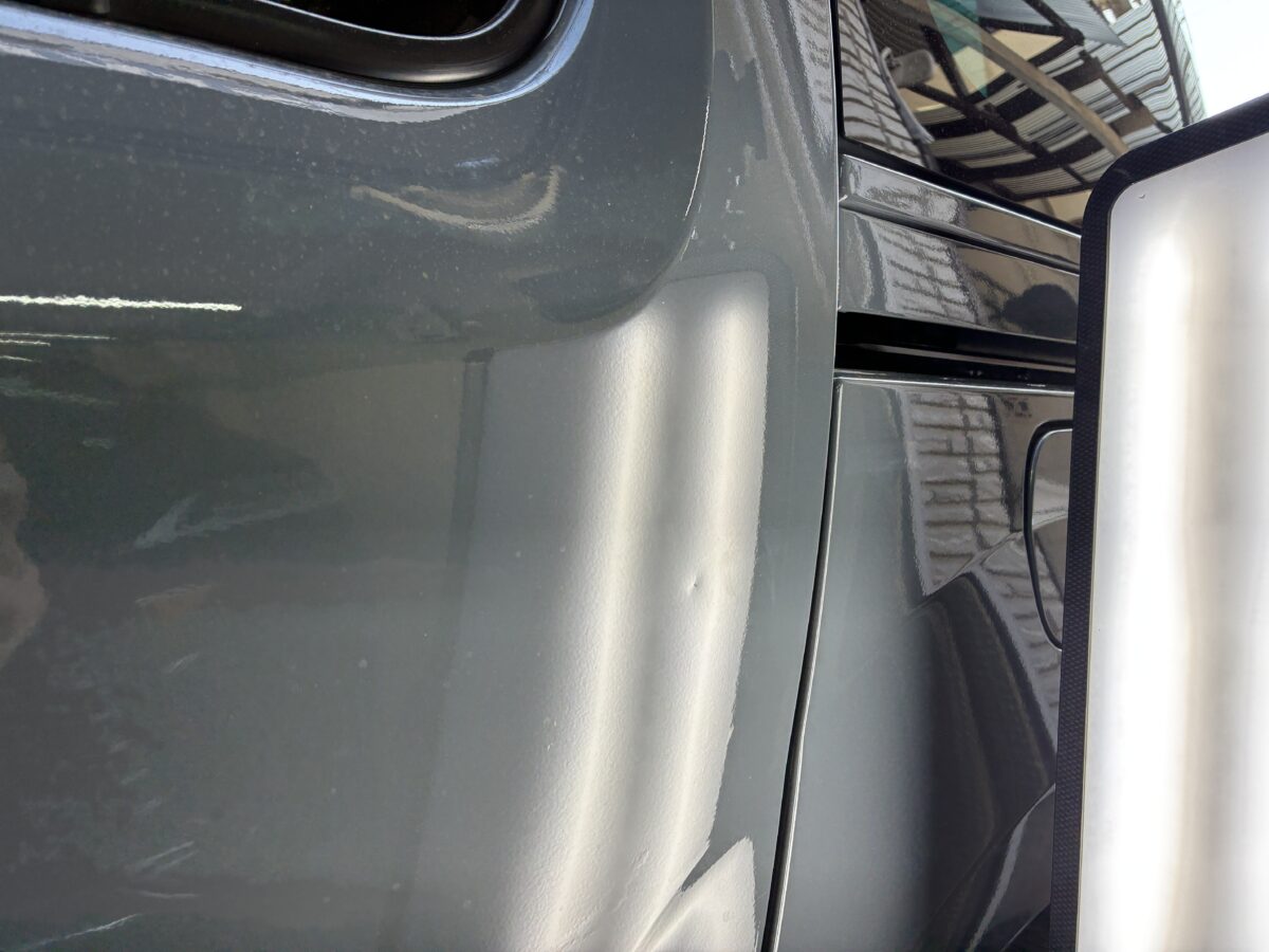 ルノーカングー 助手席側スライドドアに小さなヘコミが・・・