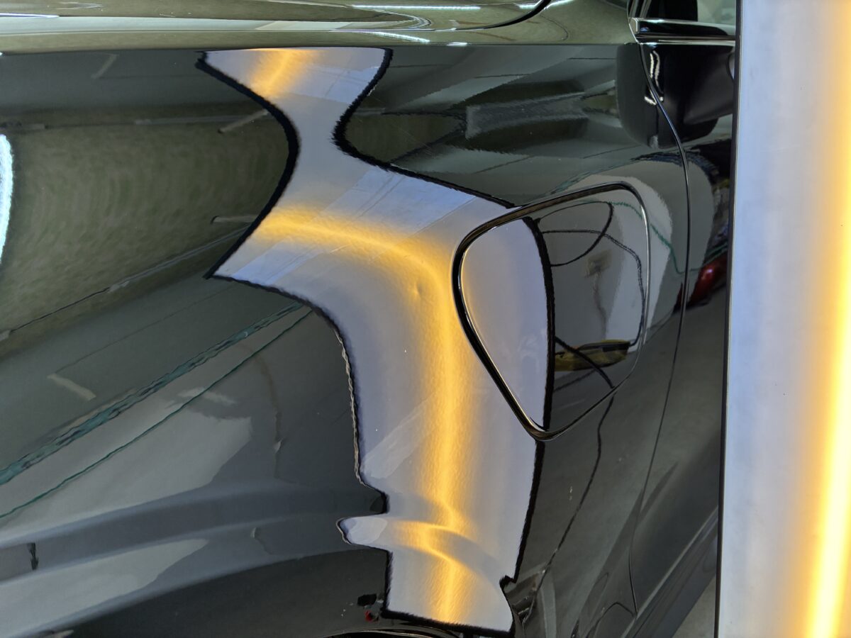 ボルボV60　フロントフェンダーのヘコミ修理