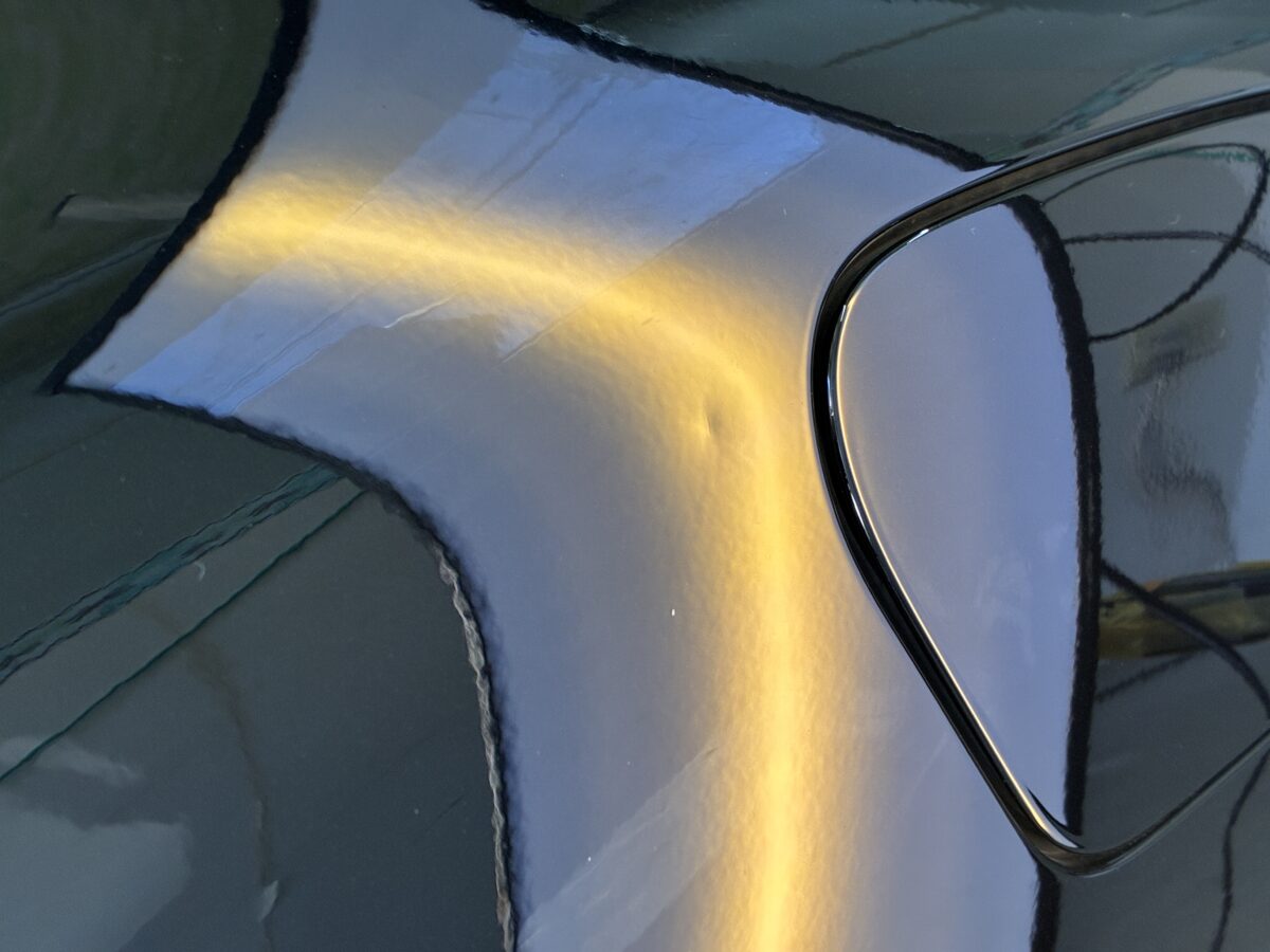 ボルボV60　給電口の蓋がぶつかって出来るヘコミ