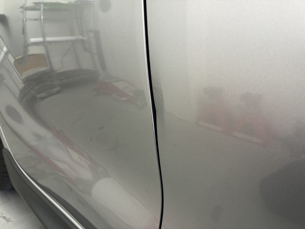 ドアエッジが内側に折れてしまったヘコミの修理